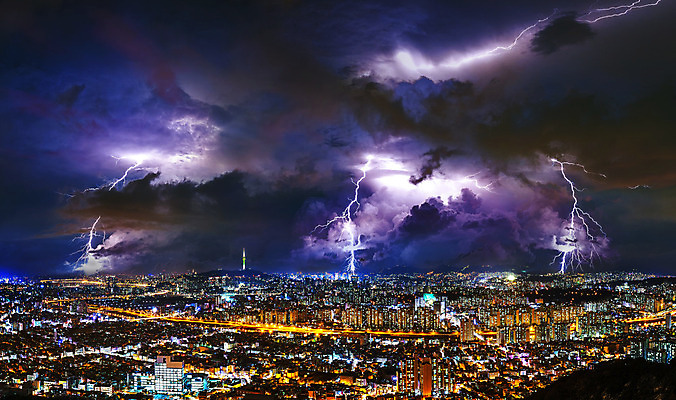 포토 JPG 해외이미지 구름 백그라운드 자연 하늘 날씨 불꽃 서울 한국 풍경 사람없음 빨간색 파란색 빛 어둠 힘 활발 에너지 도시 야간 위험 번개 볼트 충격 폭풍 뇌우 스트라이크 요금 폭풍우 힘찬 해외202004 해외포토 자연요소 아시아 컬러 컨셉 불 공구 비_날씨 자연재해 생태계 파일형식