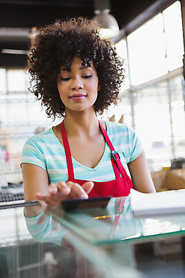 포토 JPG 해외이미지 라이프스타일 여자 행복 커피 음식 비즈니스 청소년 노동자 실내 한명 서기 20대 상점 식당 앞치마 카페 빵집 계산기 업무 종업원 웨이터 계산대 직원 서비스 카페테리아 주인 해외202004 해외포토 직업 1 감정 음료 모션 문구용품 사람 청년 내부 생활 장비 작업 파일형식