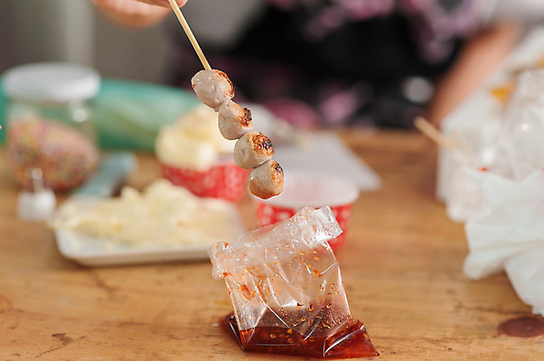 포토 JPG 해외이미지 전통 음식 백그라운드 재료 공 태국 고추 건강 육류 돼지고기 요리 동양인 사람없음 우주 식사 신선 뜨거움 막대기 그룹 꼬치 붓기 달콤 맛 그릴 바비큐 미트볼 굽기 먹기 허브 향신료 메뉴 준비 매움 레시피 점심식사 길거리음식 맛있는 해외202004 해외포토 식물 아시아 컨셉 채소 식재료 모션 주방용품 인종 구이 향미료 파일형식