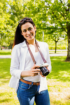 포토 JPG 해외이미지 백인 라이프스타일 공원 여자 한명 들기 상반신 20대 성인 취미 야외 앞모습 카메라 맑음 사진촬영 성인여자한명만 해외202004 해외포토 서양인 1 공공시설 뷰포인트 모션 날씨 사람 청년 생활 전자제품 촬영 여자한명만 성인여자만 파일형식