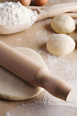 포토 JPG 해외이미지 음식 빵 가사 탁자 주택 관리 요리 사람없음 목재 쿠키 케이크 주방 식당 요리사 식사 빵집 흰색 신선 막대기 낟알 시리얼 굽기 먹기 준비 상승 반죽 밀가루 먼지 밀가루반죽 설정 섞기 이스트 제빵사 페스츄리 핸드메이드 국경 해외202004 해외포토 나무 직업 컬러 가구 컨셉 재료 모션 디저트 건물 상점 가루 구이 파일형식