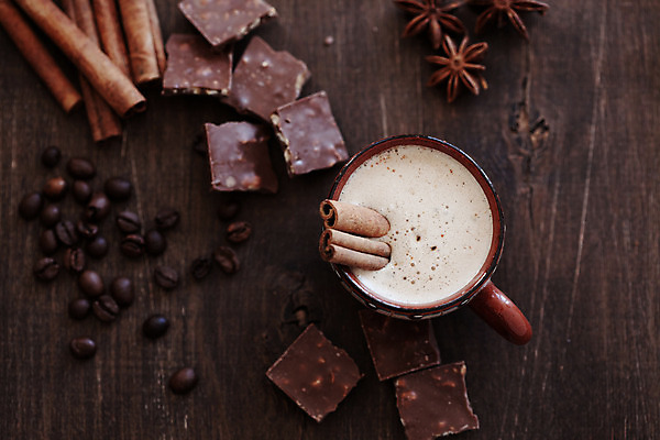 포토 JPG 해외이미지 라이프스타일 커피 음료 음식 탁자 디저트 따뜻함 사람없음 컵 갈색 초콜릿 거품 머그컵 뜨거움 액체 막대기 달콤 향신료 코코아 라떼 해외202004 해외포토 식기 컬러 가구 생활 맛 향미료 파일형식