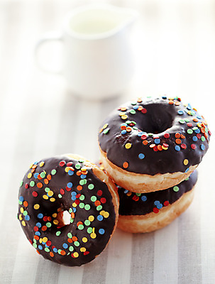 포토 JPG 해외이미지 라이프스타일 음료 음식 아침 디저트 주택 사람없음 갈색 쌓기 케이크 초콜릿 빵집 우유 머그컵 튀김 식탁보 신선 원형 그룹 도넛 달콤 맛 아침식사 폐기물 설탕 굽기 먹기 비만 속도 상쾌 반죽 브런치 칼로리 페스츄리 해로움 핸드메이드 맛있는 해외202004 해외포토 주간 도형 감정 빵 컬러 컨셉 모션 유제품 건물 생활 컵 상점 식사 쓰레기 구이 몸매 파일형식