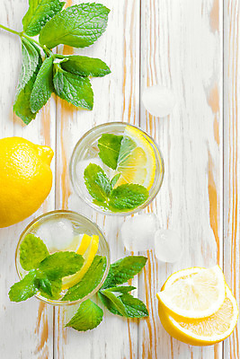 포토 JPG 해외이미지 음료 조각 백그라운드 잎 2 과일 재료 유리 탁자 귤 건강 사람없음 목재 초록색 물 노란색 냉동 얼음 주스 추위 흰색 시골 신선 칵테일 바 액체 달콤 맛 시원함 갈증 레몬 레모네이드 민트 허브 상쾌 라임 고립 모히토 소다 토닉 핸드메이드 해외202004 스피아민트 해외포토 자연요소 나무 식물 감정 컬러 가구 컨셉 재질 주류 에이드 파일형식