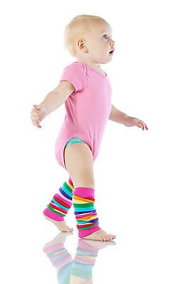 포토 JPG 해외이미지 옷 여자 딸 행복 감정 어린이 분홍색 한명 미소 웃음 사람 앉기 청춘 컬러풀 유행 걷기 활발 흰색 아기 달콤 작음 걸음마 고립 초보 해외202004 해외포토 1 컬러 컨셉 가족 모션 표정 맛 크기 파일형식