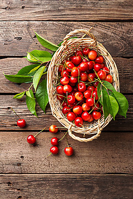 포토 JPG 해외이미지 열매 음식 백그라운드 잎 과일 자연 탁자 디저트 건강 사람없음 목재 빨간색 바구니 정원 시골 신선 체리 달콤 맛 먹기 유기농 날것 숙성 채식주의자 맛있는 해외202004 해외포토 나무 식물 웰빙 컬러 가구 컨셉 재료 모션 생태계 채식 파일형식