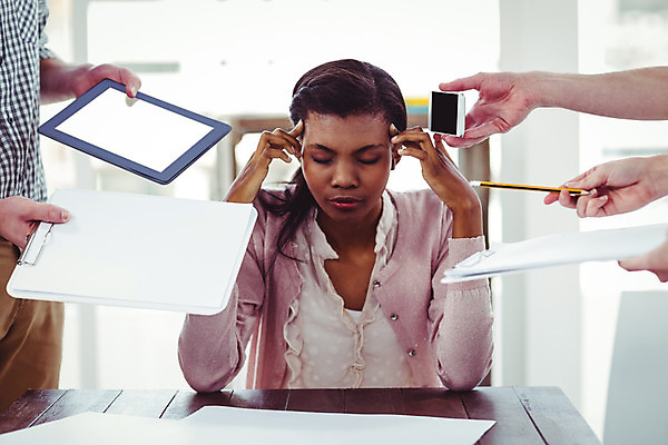 포토 JPG 해외이미지 손 여자 남자 회사 스트레스 실내 서기 앉기 여러명 상반신 20대 성인 두명 앞모습 옆모습 신체부위 30대 스마트폰 태블릿 사무실 눈감음 좌절 디자이너 동료 주기 문서 업무과다 성인만 해외202004 해외포토 직업 감정 뷰포인트 다수 컨셉 비즈니스 관계 모션 사람 청년 내부 장년 전자제품 핸드폰 스마트기기 업무 파일형식