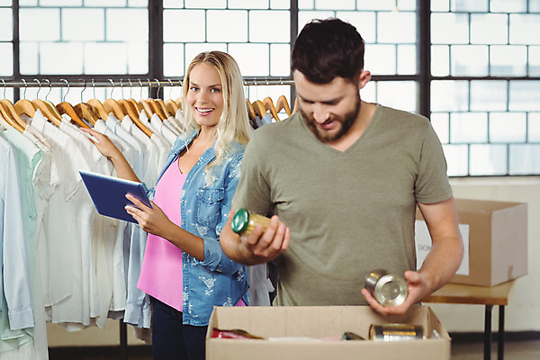 포토 JPG 해외이미지 백인 옷 여자 남자 행복 함께함 서기 20대 성인 두명 30대 상자 태블릿 봉사 도움 상품 복지 동료 기부 돌봄 신발장 참여 자선단체 해외202004 해외포토 서양인 감정 컨셉 관계 모션 사람 청년 장년 전자제품 스마트기기 그룹 사회이슈 자선 파일형식