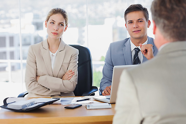 포토 JPG 해외이미지 백인 응시 여자 남자 40대 중년 실내 앉기 손짓 상반신 20대 성인 세명 노트북 사무실 팔짱 비즈니스맨 비즈니스우먼 직원 면접 지원 해외202004 해외포토 서양인 시선 비즈니스 모션 사람 청년 내부 전자제품 직장인 파일형식