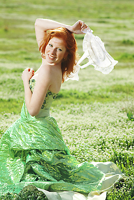 포토 JPG 해외이미지 모델 드레스 옷 여자 꽃 행복 포즈 밭 자연 휴식 건강 한명 사람 야외 빨간색 초록색 유행 봄 활발 기쁨 자유 시골 신선 화려 저녁 날씬함 무료 해외202004 해외포토 식물 1 계절 감정 컬러 컨셉 농업 야간 몸매 생태계 파일형식