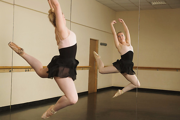 포토 JPG 해외이미지 백인 여자 청소년 실내 한명 서기 10대 반사 점프 검은색 거울 춤 우아함 발레 발레리나 발레복 십대여자한명만 해외202004 해외포토 서양인 1 옷 컬러 컨셉 모션 문화예술 사람 내부 여자한명만 십대여자만 파일형식