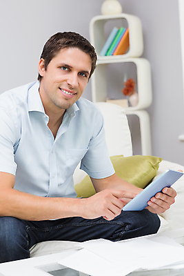 포토 JPG 해외이미지 백인 라이프스타일 응시 남자 행복 종이 거실 가정 아파트 갈색머리 실내 한명 앉기 성인 30대 금융 소파 태블릿 터치 계산 문서 결제 영수증 회계 계산서 터치스크린 해외202004 해외포토 서양인 1 헤어스타일 시선 감정 의자 모션 주택 사람 내부 생활 장년 경제 전자제품 스마트기기 파일형식