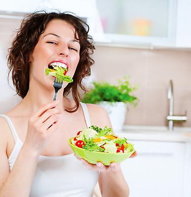 포토 JPG 해외이미지 모델 라이프스타일 손 여자 행복 음식 포크 컨셉 신체 다이어트 채소 주택 건강 한명 미소 웃음 사람 초록색 주방 식사 샐러드 흰색 신선 사발 맛 아침식사 몸무게 먹기 유기농 비타민 점심식사 돌봄 적자 채식주의자 비건 해외202004 해외포토 1 식기 웰빙 감정 컬러 모션 표정 건물 생활 신체부위 사기그릇 채식 영양소 파일형식