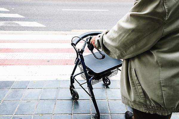 포토 JPG 해외이미지 라이프스타일 노년 남자 도로 십자가 거리 실내 한명 사람 성인 걷기 장비 도움 기다림 보행자 고독 장애인 은퇴 조심 보험 장애 건너기 독립 옛날 정형외과 지원 혼자 해외202004 해외포토 1 감정 길 컨셉 교통시설 모션 병원 내부 생활 파일형식