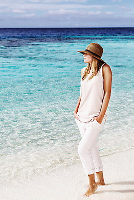 포토 JPG 해외이미지 모델 라이프스타일 여자 행복 모래 바다 섬 여행 포즈 휴가 휴식 한명 서기 사람 성인 야외 물 햇빛 유행 여행객 맑음 휴양지 몰디브 스타일 해외202004 해외포토 자연요소 1 감정 아시아 컨셉 모션 날씨 생활 태양 장소 파일형식