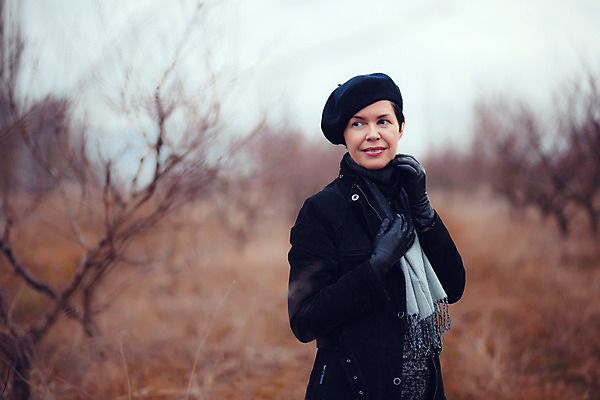 포토 JPG 해외이미지 백인 모델 모자 라이프스타일 응시 공원 여자 겨울 자연 날씨 한명 사람 풍경 성인 야외 유행 걷기 검은색 추위 자유 코트 가을 우아함 숲 장면 스타일 성인여자한명만 해외202004 해외포토 서양인 1 시선 잡화 계절 공공시설 컬러 컨셉 모션 생활 외투 생태계 여자한명만 성인여자만 파일형식