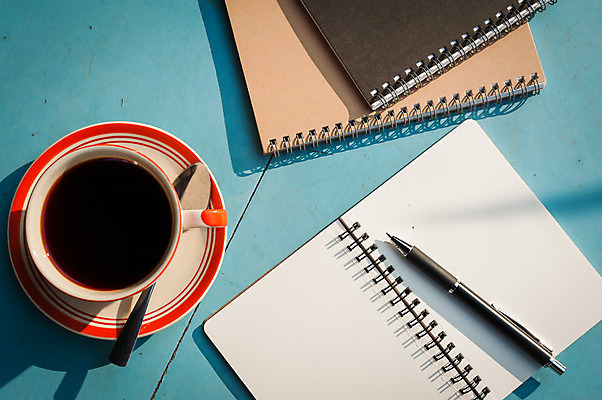 포토 JPG 해외이미지 라이프스타일 종이 커피 음료 백그라운드 탁자 휴식 아이디어 사람없음 컵 펜 다이어리 공책 카페 해외202004 해외포토 식기 가구 컨셉 문구용품 생활 필기구 상점 사무용품 파일형식