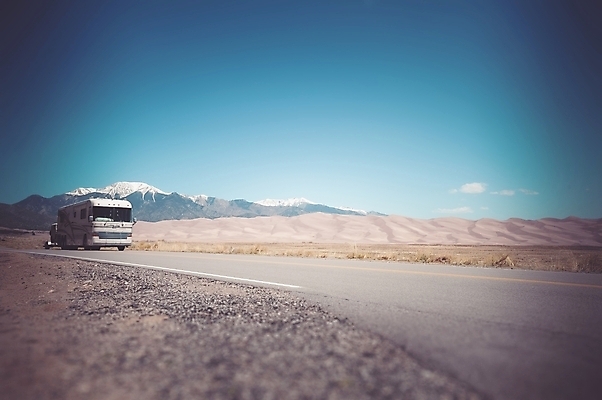 포토 JPG 해외이미지 도로 여행 교통시설 휴가 버스 사람없음 가로 여행객 미국 캠핑 고속도로 콜로라도 해외202004 해외포토 길 육상교통 교통 북아메리카 레저 대중교통 사람 시설 파일형식