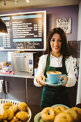 포토 JPG 해외이미지 백인 라이프스타일 여자 행복 여유 커피 음료 음식 비즈니스 청소년 한명 서기 20대 컵 상점 식당 앞치마 카페 머그컵 잡기 업무 종업원 고객 직원 서비스 서빙 카페테리아 해외202004 해외포토 서양인 직업 1 식기 감정 모션 사람 청년 생활 작업 파일형식