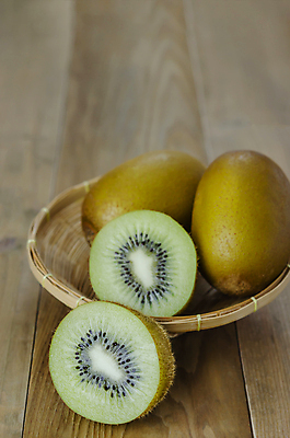 포토 JPG 해외이미지 조각 과일 키위 사람없음 바구니 담기 슬라이스 해외202004 해외포토 모션 파일형식