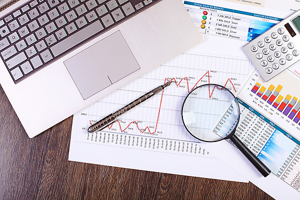 포토 JPG 해외이미지 종이 컨셉 회사 비즈니스 통계 탁자 그래프 직장 사람없음 사무실 펜 볼펜 자료 계산기 정보 키보드 업무 계획 오브젝트 보고서 문서 해외202004 해외포토 가구 문구용품 필기구 장비 작업 파일형식