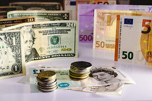 포토 JPG 해외이미지 영어 유럽 컨셉 지폐 돈 비즈니스 출입구 영국 잉글랜드 사람없음 금융 경제 다이어리 쪽지 저축 유로 시장 투표 하락 불안 약속 투자 파운드 마감 브뤼셀 왕국 위기 유럽연합 정부 정치 카피스페이스 브렉시트 국경 해외202004 해외포토 문자 감정 나라 사무용품 공백 재산 선거 파일형식