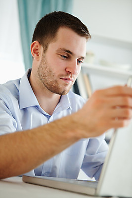 포토 JPG 해외이미지 라이프스타일 응시 남자 백그라운드 인터넷 탁자 휴식 노동자 실내 한명 사람 앉기 성인 노트북 컴퓨터 방 업무 비즈니스맨 자신감 심각 성인남자한명만 해외202004 해외포토 직업 1 시선 감정 가구 컨셉 비즈니스 모션 내부 생활 전자제품 작업 직장인 남자한명만 성인남자만 파일형식