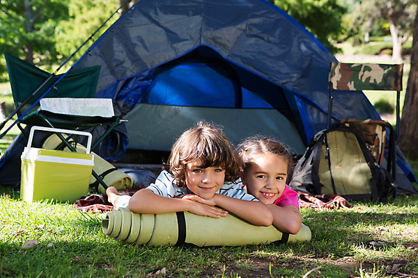 포토 JPG 해외이미지 나무 백인 라이프스타일 남자 행복 어린이 가족 자연 휴가 함께함 텐트 사랑 앉기 소년 잔디 야외 두명 초록색 봄 캠핑 시골 캠핑장 언니 남동생 어린이만 해외202004 해외포토 서양인 식물 계절 감정 컬러 컨셉 관계 모션 레저 캠핑도구 사람 생활 생태계 자매 동생 파일형식
