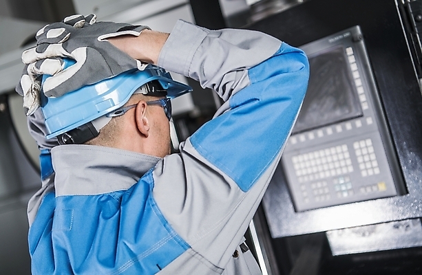 포토 JPG 해외이미지 백인 직업 공장 노동자 한명 가로 업무 기술자 엔지니어 문제 실수 오류 이슈 프로그래밍 해외202004 해외포토 서양인 1 공업 사람 작업 개발 파일형식