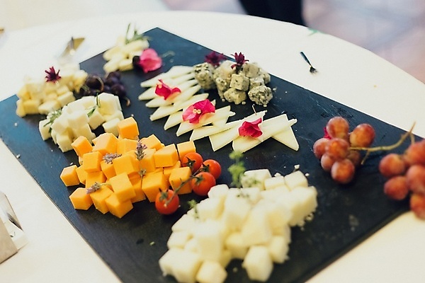 포토 JPG 해외이미지 음식 조각 재료 탁자 치즈 건강 종류 요리 사람없음 목재 파란색 갈색 검은색 여러개 이탈리아 시골 신선 맛 아침식사 상품 자르기 먹기 스위스 유기농 호두 모음 프랑스어 곰팡이 식품점 맛있는 해외202004 해외포토 나무 문자 웰빙 유럽 컬러 가구 다수 컨셉 모션 유제품 한글 상점 식사 견과류 파일형식