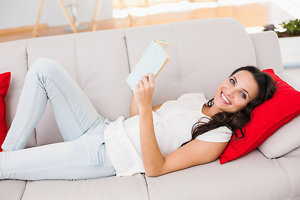 포토 JPG 해외이미지 백인 라이프스타일 긴머리 여자 행복 여유 거실 가정 청소년 아파트 주택 갈색머리 실내 한명 미소 20대 책 소파 독서 평화 잡기 문학 내추럴 거짓말 해외202004 해외포토 서양인 1 헤어스타일 감정 컨셉 의자 모션 표정 사람 청년 내부 건물 생활 파일형식