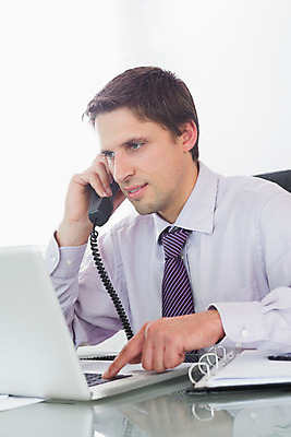 포토 JPG 해외이미지 백인 남자 비즈니스 넥타이 직장 실내 한명 앉기 성인 30대 노트북 스마트폰 사무실 키보드 비즈니스맨 무선전화기 전화기 스마트 책상 스타일 해외202004 해외포토 서양인 1 잡화 가구 컨셉 회사 모션 사람 내부 장년 전자제품 핸드폰 스마트기기 직장인 파일형식