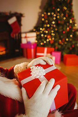 포토 JPG 해외이미지 백인 라이프스타일 노년 남자 리본 크리스마스장식 크리스마스 거실 가정 불 아파트 주택 따뜻함 선물 한명 장식 크리스마스트리 산타클로스 평화 축제 장식볼 축하 잡기 벽난로 안락의자 전나무 노인남자한명만 해외202004 해외포토 자연요소 서양인 나무 1 기념일 컨셉 의자 모션 사람 성인 건물 생활 남자한명만 노인남자만 파일형식