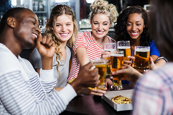 포토 JPG 해외이미지 백인 라이프스타일 여자 남자 행복 음료 음식 포즈 유리 맥주 피자 패스트푸드 함께함 실내 앉기 여러명 20대 상자 식당 우정 마시기 축하 알코올 잡기 바 먹기 동료 클럽 축배 유흥 해외202004 해외포토 서양인 감정 다수 컨셉 관계 모션 재질 주류 서양음식 사람 청년 내부 생활 친구 상점 인스턴트 파일형식