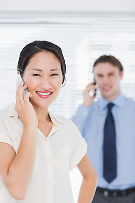 포토 JPG 해외이미지 백인 응시 여자 남자 행복 비즈니스 직장 실내 서기 동양인 20대 두명 스마트폰 사무실 비즈니스맨 비즈니스우먼 무선전화기 전화기 스타일 해외202004 해외포토 서양인 시선 감정 회사 모션 사람 인종 청년 내부 핸드폰 스마트기기 직장인 파일형식