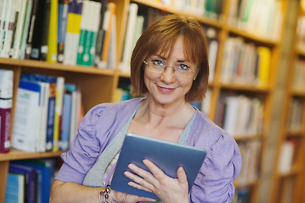 포토 JPG 해외이미지 백인 응시 여자 교육 안경 중년 50대 책장 실내 한명 서기 책 태블릿 터치 잡기 도서관 수집 교과서 대학교 빨간머리 해외202004 해외포토 서양인 1 헤어스타일 시선 잡화 가구 학교 모션 교재 사람 성인 내부 전자제품 스마트기기 파일형식