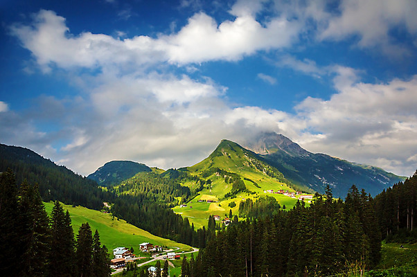 포토 JPG 해외이미지 나무 구름 유럽 여행 밭 자연 하늘 휴가 산 주택 파노라마 풍경 사람없음 야외 건물 목재 초록색 여름 파란색 마을 환경 맑음 하이킹 시골 도시 오스트리아 숲 언덕 시골집 알프스 장면 타운 웅장함 해외202004 해외포토 자연요소 식물 건축물 계절 나라 컬러 농업 재료 레저 날씨 촬영기법 생태계 파일형식