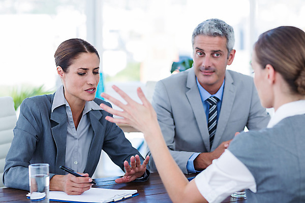 포토 JPG 해외이미지 백인 응시 여자 남자 40대 중년 실내 앉기 손짓 상반신 성인 세명 30대 사무실 비즈니스맨 비즈니스우먼 면접 해외202004 해외포토 서양인 시선 비즈니스 모션 사람 내부 장년 직장인 파일형식