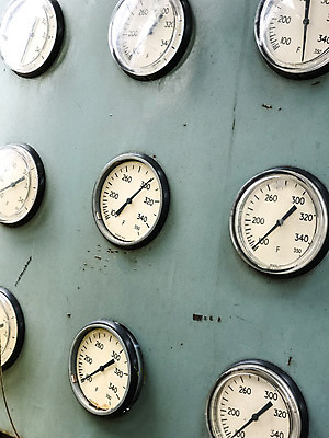 포토 JPG 해외이미지 산업 백그라운드 공장 화살 실험 손잡이 사람없음 숫자 금속 기계 장비 에너지 수확 흰색 기구 공구 판넬 원형 지시 위험 분석 측정 눈금 복고 전자 아날로그 시스템 다이얼 스위치 계량기 세대 게이지 계기판 압력 옛날 제어 철강 충고 공급 해외202004 해외포토 도형 문자 컬러 컨셉 농업 공업 모션 재질 도구 파일형식