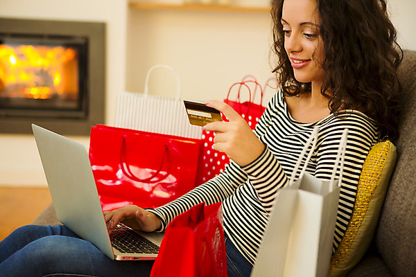 포토 JPG 해외이미지 행복 크리스마스 돈 겨울 통신 한명 미소 사람 노트북 쇼핑 소파 상점 신용카드 구매 고객 벽난로 결제 온라인 쇼퍼홀릭 해외202004 해외포토 1 계절 기념일 감정 의자 표정 금융 전자제품 재산 파일형식