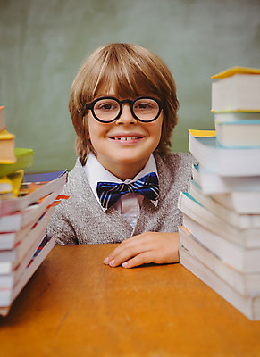 포토 JPG 해외이미지 백인 학생 교육 남자 행복 안경 어린이 남학생 교실 학교 실내 초등학교 한명 미소 앉기 소년 책 학습 스터디 쌓기 칠판 책상 최초 소년한명만 해외202004 해외포토 서양인 1 잡화 감정 가구 모션 표정 사람 내부 남자한명만 소년만 파일형식