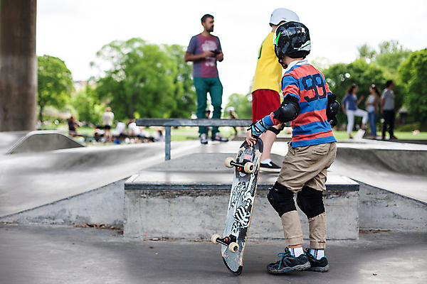 포토 JPG 해외이미지 라이프스타일 공원 남자 문화 어린이 스포츠 포즈 신발 거리 스웨덴 사람 경사 소년 성인 사람없음 야외 10대 여름 청춘 운동 우주 스케이트 스쿠터 도시 스케이트보드 승차 헬멧 장애물 연습 롤러 스케이터 사춘기 스칸디나비아 해외202004 해외포토 계절 공공시설 스포츠용품 컨셉 모션 청소년 운동선수 건강 북유럽 생활 오토바이 보드_스포츠 보호장비 파일형식