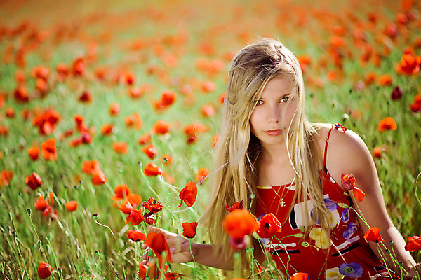 포토 JPG 해외이미지 모델 라이프스타일 드레스 여자 꽃 행복 얼굴 밭 자연 하늘 한명 미소 웃음 사람 초원 야외 빨간색 초록색 여름 파란색 금발 태양 화목 침묵 자유 전원 시골 장면 양귀비 여름옷 해외202004 해외포토 자연요소 식물 1 헤어스타일 옷 계절 감정 컬러 컨셉 농업 표정 생활 신체부위 소리 전기에너지 생태계 파일형식 여름_계절