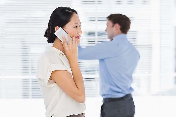 포토 JPG 해외이미지 백인 여자 남자 행복 비즈니스 직장 실내 서기 동양인 20대 두명 스마트폰 사무실 비즈니스맨 비즈니스우먼 무선전화기 전화기 스타일 해외202004 해외포토 서양인 감정 회사 모션 사람 인종 청년 내부 핸드폰 스마트기기 직장인 파일형식