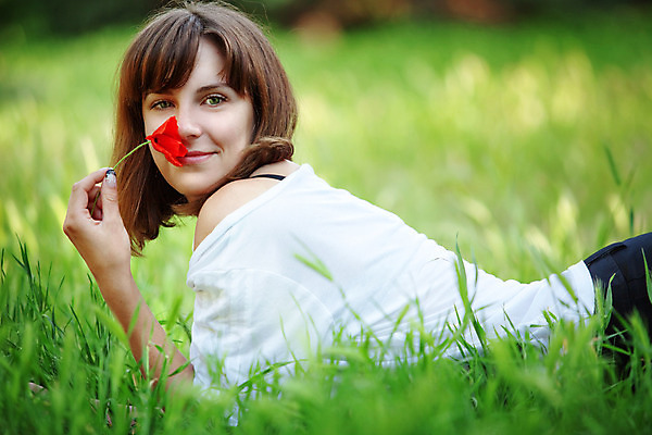 포토 JPG 해외이미지 라이프스타일 공원 여자 꽃 행복 밭 자연 휴식 건강 한명 사람 야외 초록색 봄 자유 신선 냄새 양귀비 거짓말 해외202004 해외포토 식물 1 계절 공공시설 감정 컬러 컨셉 농업 생활 생태계 파일형식
