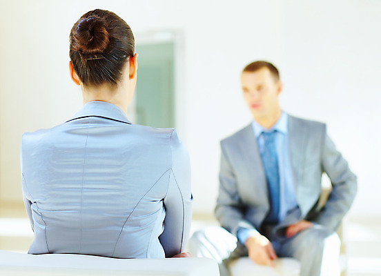 포토 JPG 해외이미지 백인 여자 남자 실내 사람 상반신 성인 두명 아웃포커스 사무실 비즈니스우먼 면접 지원 성인만 해외202004 해외포토 서양인 비즈니스 촬영기법 내부 직장인 파일형식