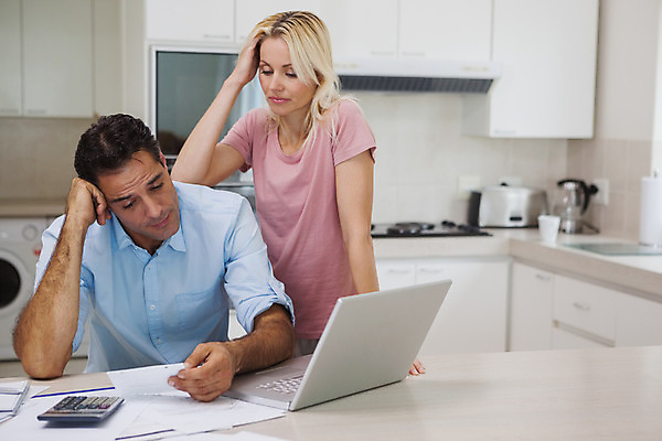 포토 JPG 해외이미지 백인 라이프스타일 커플 여자 남자 종이 40대 중년 가정 아파트 함께함 실내 서기 앉기 성인 두명 30대 금융 노트북 주방 공책 계산기 분노 짜증 문서 문제 영수증 회계 계산서 심각 해외202004 해외포토 서양인 감정 컨셉 관계 모션 문구용품 주택 사람 내부 생활 장년 경제 전자제품 장비 파일형식