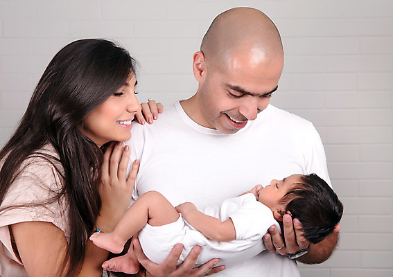 포토 JPG 해외이미지 전신 백인 응시 여자 남자 행복 가족 안기 포옹 엄마 함께함 사랑 사람 상반신 성인 앞모습 옆모습 세명 육아 아기 잠 아빠 돌봄 해외202004 해외포토 서양인 시선 감정 뷰포인트 컨셉 관계 모션 파일형식