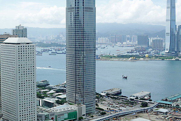 포토 JPG 해외이미지 구름 전통 아시아 문화 바다 섬 여행 비즈니스 건축양식 하늘 산 파노라마 동양인 풍경 사람없음 건물 물 금융 파란색 도시풍경 사무실 탑 항구 맑음 고층빌딩 중국 흰색 도시 만 보트 센터 도심 장면 지역 타운 홍콩 스카이라인 해외202004 해외포토 자연요소 건축물 건축 나라 컬러 배_교통 교통시설 날씨 촬영기법 인종 빌딩 경제 파일형식