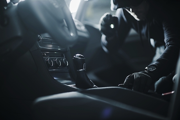 포토 JPG 해외이미지 교통시설 자동차 실내 가면 한명 안전 사람 내부 스마트폰 힘 도시 범죄 위험 도둑 절도 위협 보안 보험 단절 뺏기 해외202004 해외포토 1 육상교통 교통 컨셉 모션 핸드폰 스마트기기 범죄인 시설 파일형식